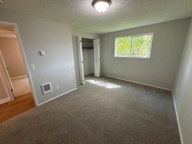 Building Photo - Peaceful Albany Home with Private Yard