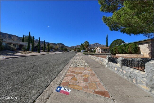 Building Photo - 3433 Clearview Ln