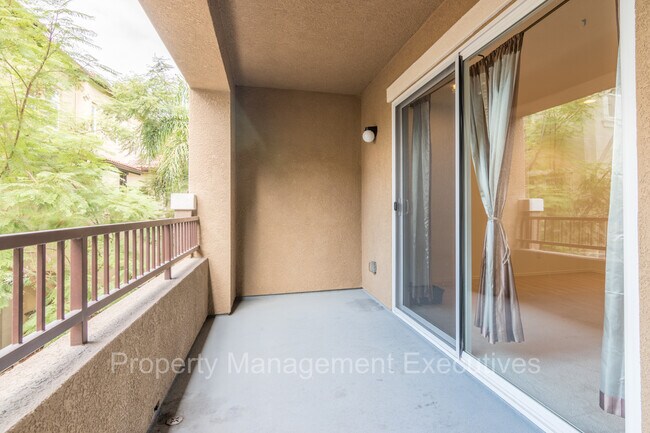 Building Photo - Newer 2 Bedroom, 2 Bath Townhouse with Garage