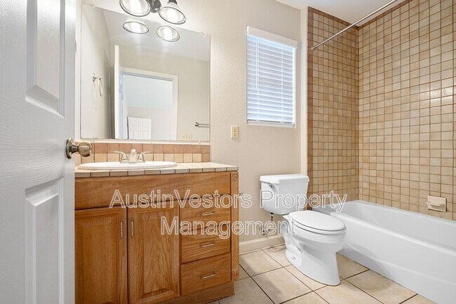 Building Photo - 1005 Canyon Edge Dr