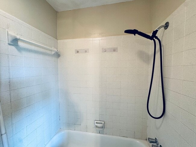 Building Photo - Comfort and Convenience