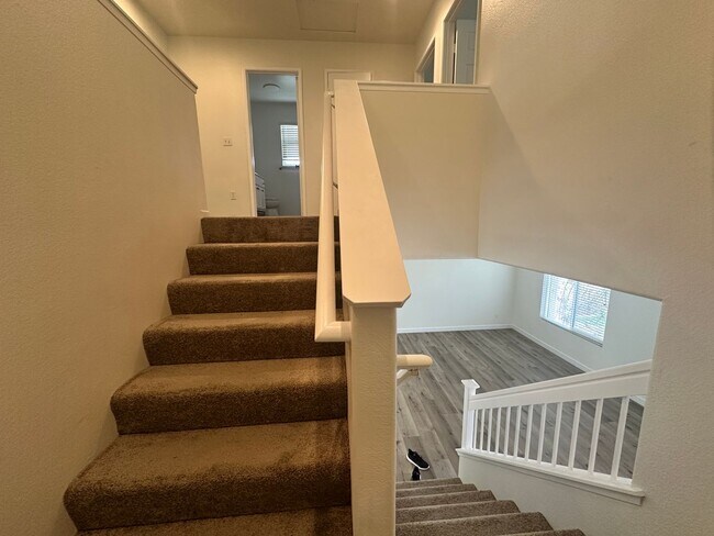 Building Photo - A stunning 4-bedroom haven, fully renovate...