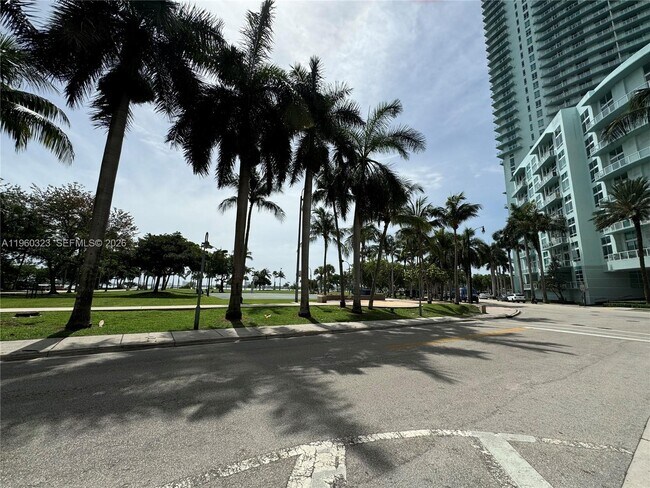 Building Photo - 1900 N Bayshore Dr