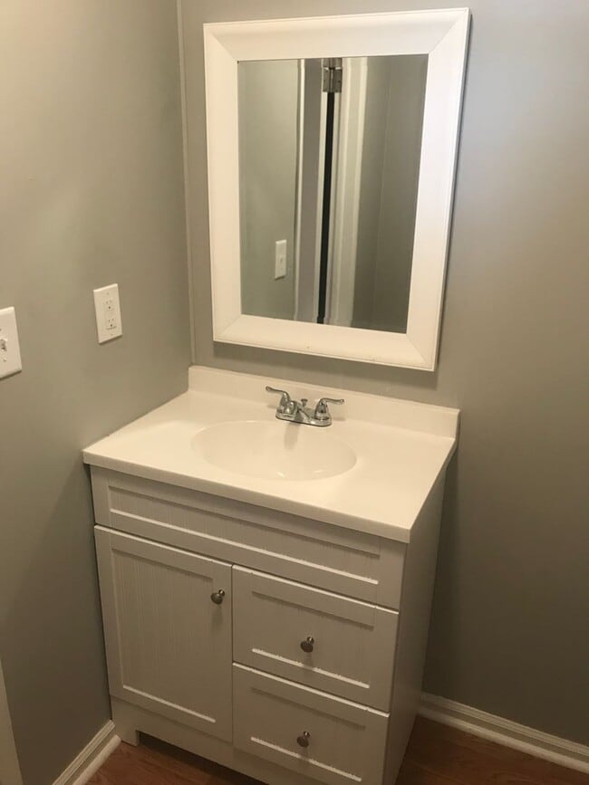 Building Photo - Charming 3 Bedroom, 1.5 Bathroom Residence Home in Northeastern Schools!