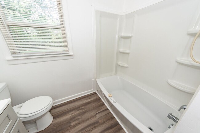 Building Photo - 3 Bedroom, 1 Bathroom Home in Waylyn Subdivision - North Charleston