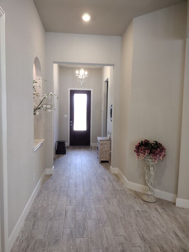 Building Photo - Beautiful 4 bedroom with a pool!!!