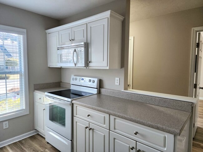 Building Photo - Like New Townhome