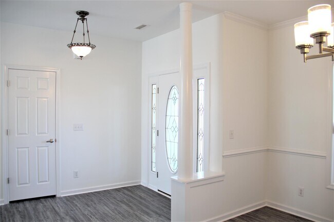 Building Photo - 205 Queenswood Blvd