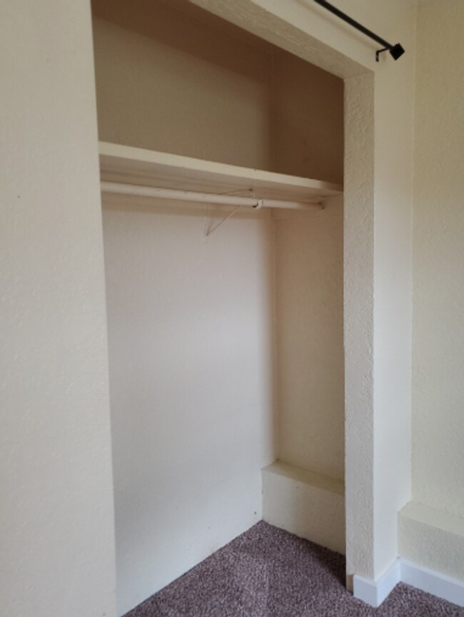 Building Photo - 6 bedroom, 2 bath home in Roosevelt Neighborhood!