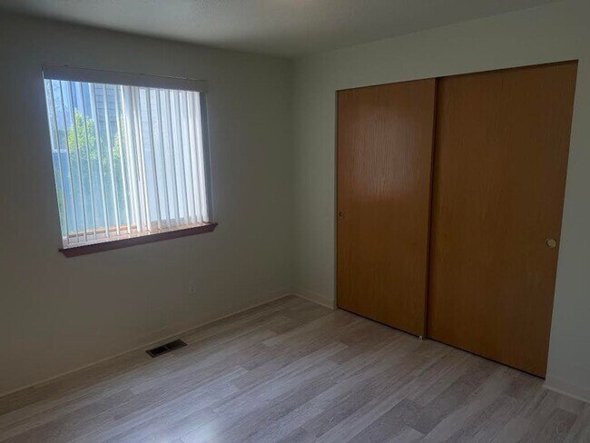 Building Photo - **Half off second month's rent**