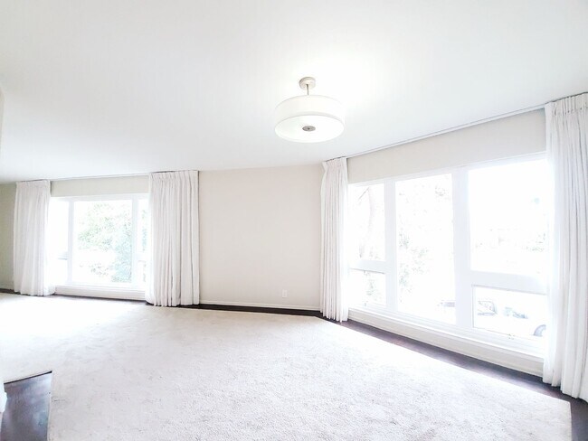 Building Photo - Lovely top floor condo unit; 2 bed/ 2 bath