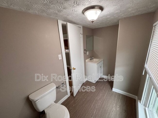 Building Photo - 829 Steele Ave