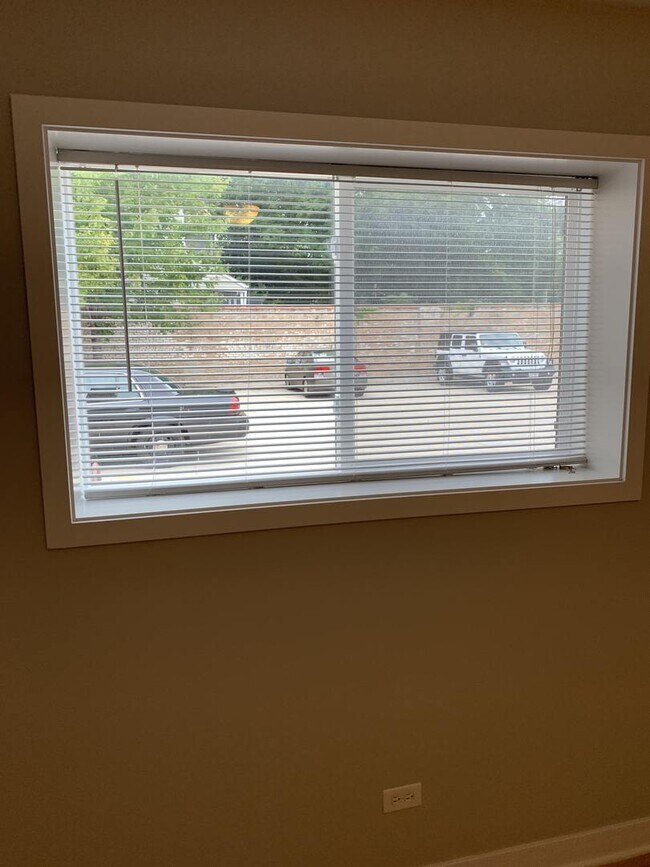 Building Photo - 6125 N Clark St