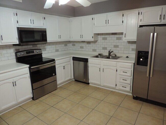 Building Photo - 8807_HUNTER_RIDGE