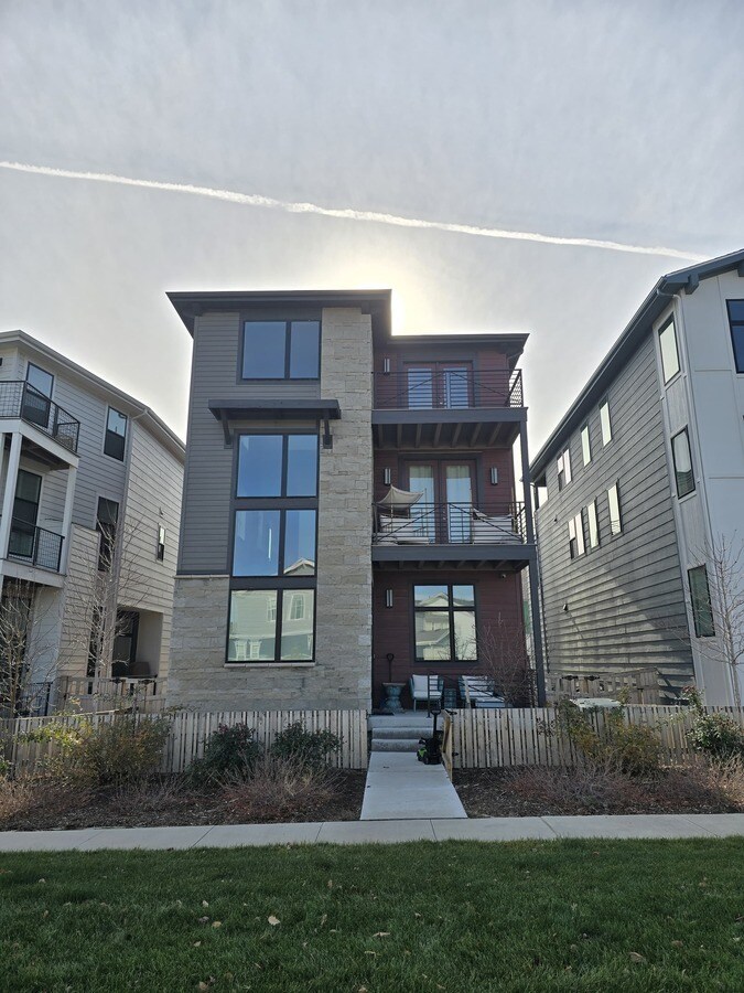 Building Photo - 6051 N Malta St