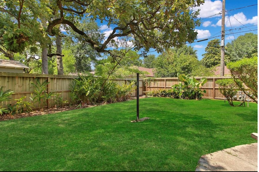 Building Photo - 417 Sue St