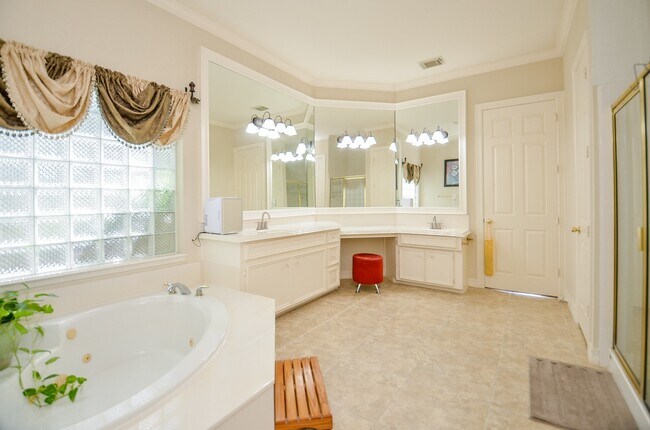 Building Photo - 7934 Woodcrest Ct