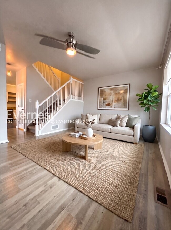 Building Photo - 2 Bed/2.5 Bath Townhome with Fenced Yard & Garage / Available Soon!