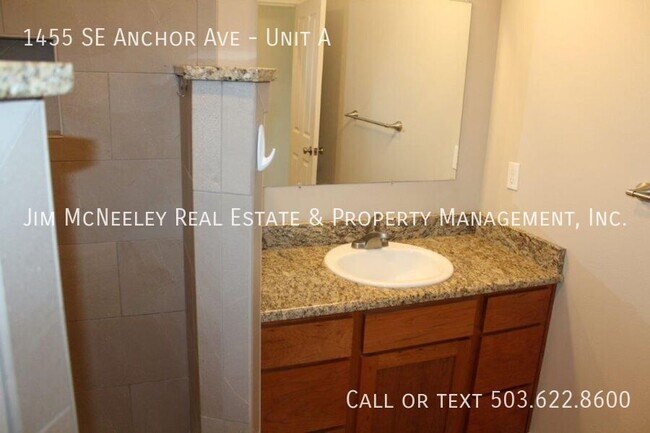 Building Photo - 3 Bed/ 2 Bath Duplex with One Car Garage