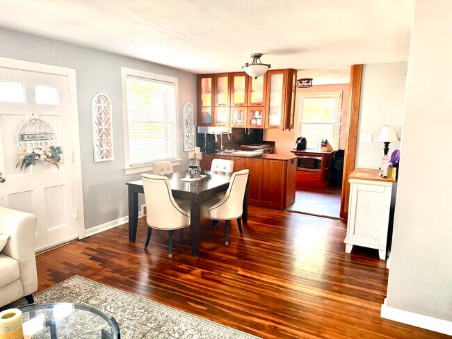 Building Photo - 320 Fairway Ln