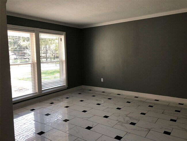 Building Photo - 2606 N Woodloch St