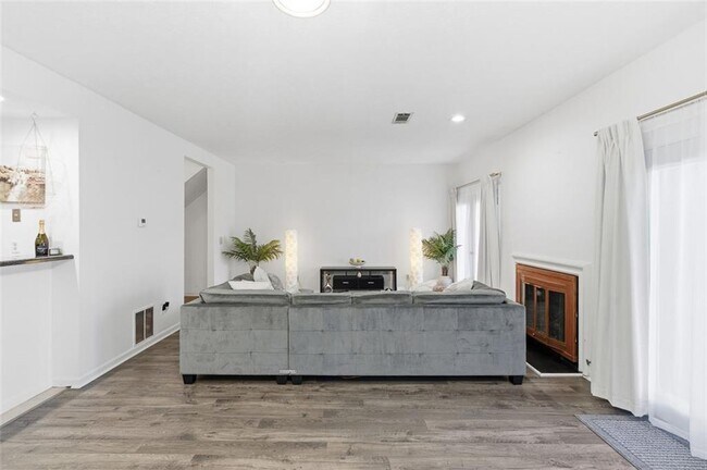 Building Photo - 1512 Stoneleigh Way