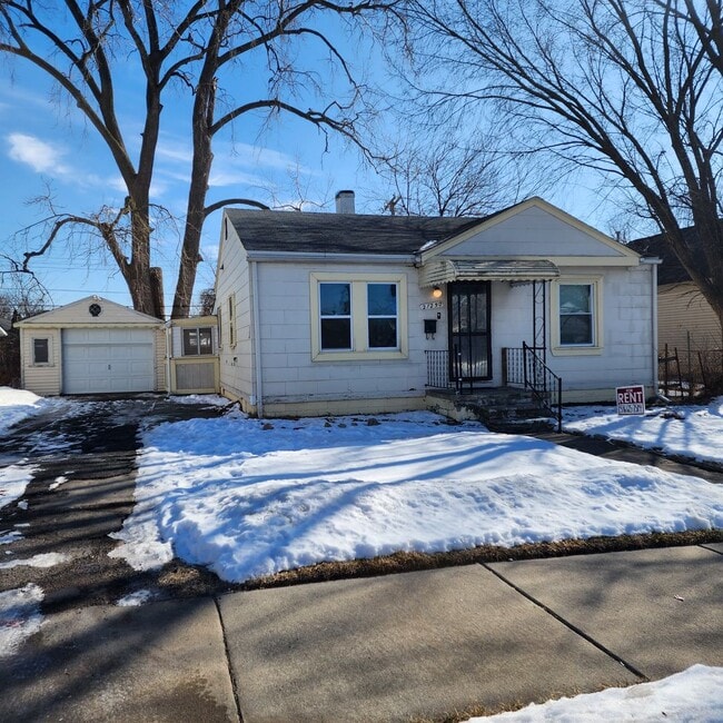 Building Photo - Cute 2 bed Warren with 1.5 car garage