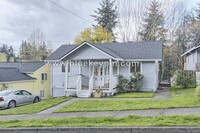 Building Photo - 3 Bed, 1 Bath Home with Primary on Main Pl...