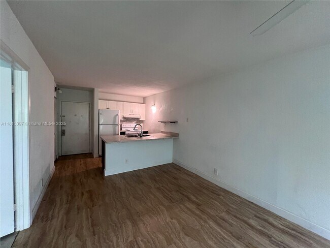 Building Photo - 2401 Riverside Dr