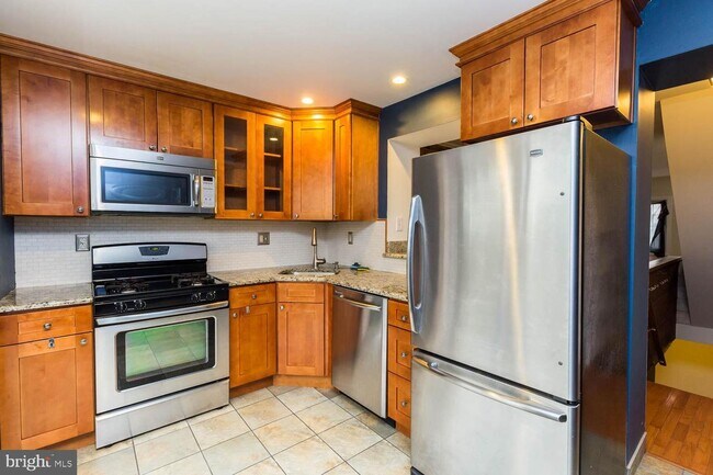 Building Photo - 113 Mountain St