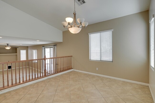 Building Photo - FANTASTIC 3 BEDROOM 2.5 BATH IN NORTH LAS ...