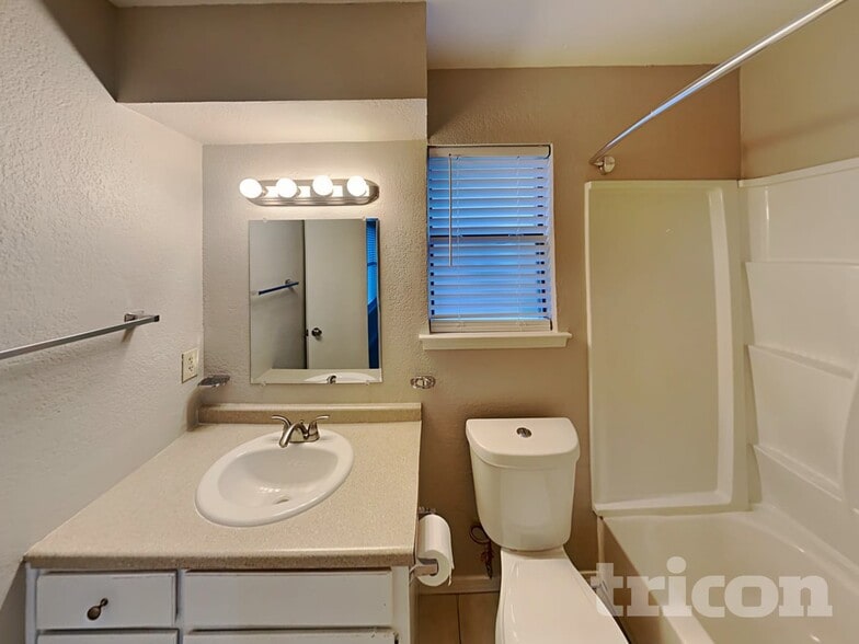 Building Photo - 5929 Birchill Road Watauga TX