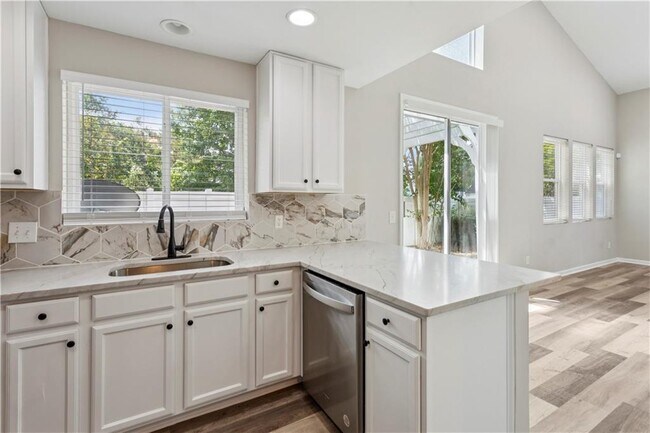 Building Photo - 283 Hiawassee Dr