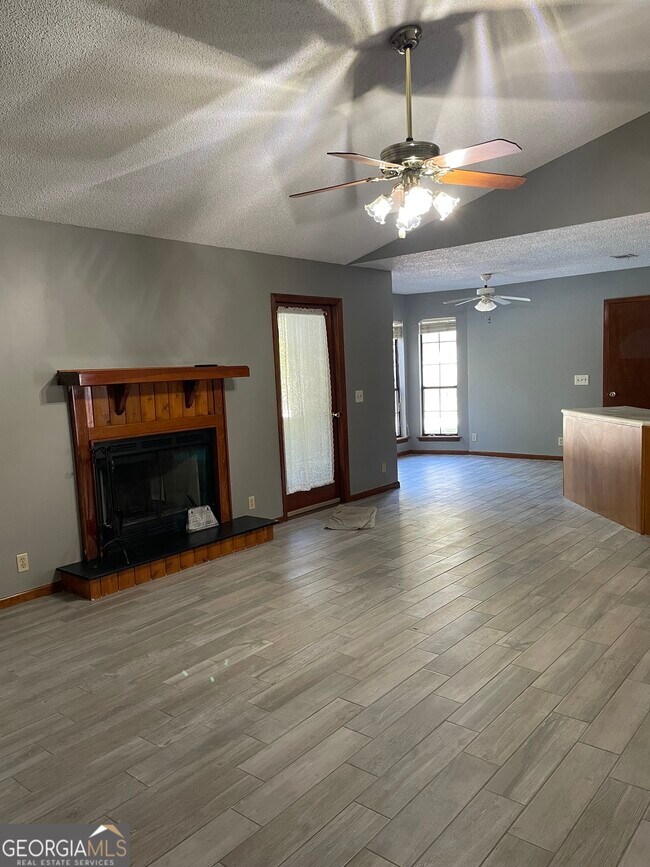 Building Photo - 211 N Woodvalley Dr