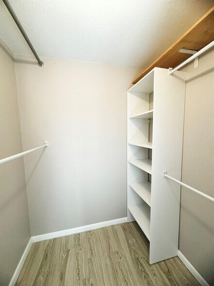 Building Photo - 321 Sandtree Dr