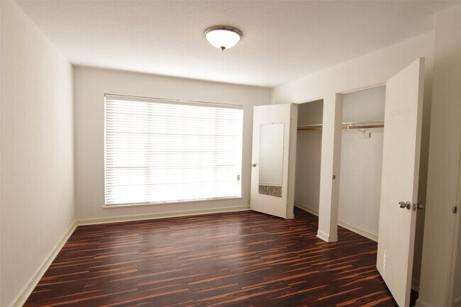 Building Photo - 2101 Fountain View Dr