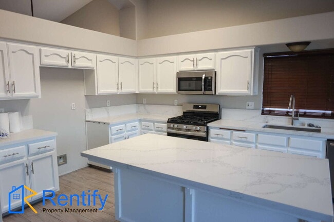 Building Photo - Updated! 4BD/2BA Home in SW Bakersfield