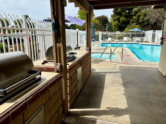 Building Photo - 16521 Grunion Ln