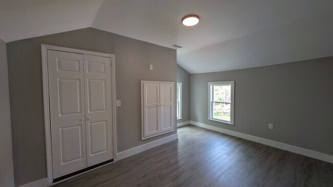 Building Photo - 510 6th Ave