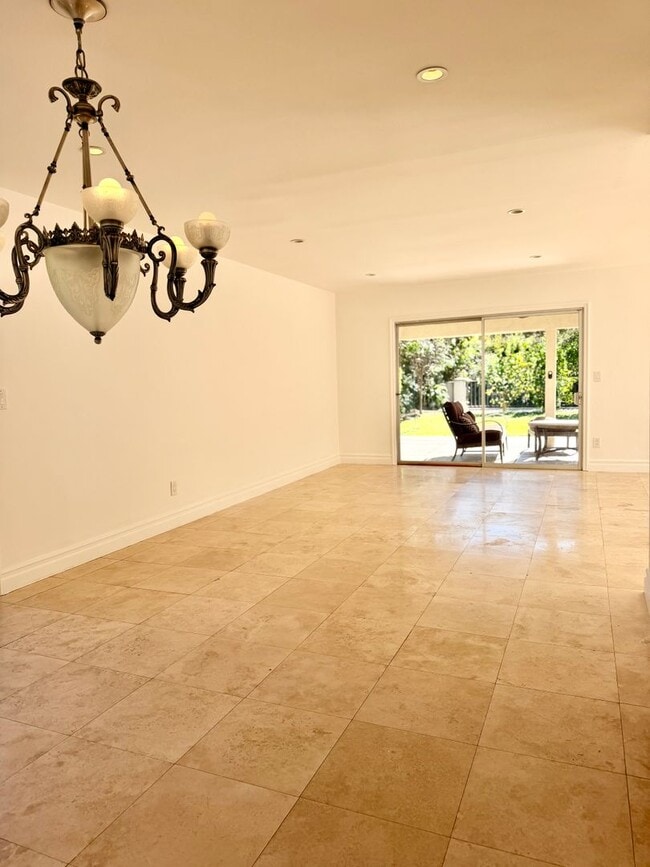 Building Photo - Gorgeous Tarzana Home