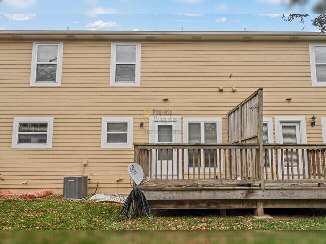 Building Photo - "Charming Lenexa Townhouse: Spacious 2-Bed Retreat with Finished Basement & Gleaming Hardwood Flo...