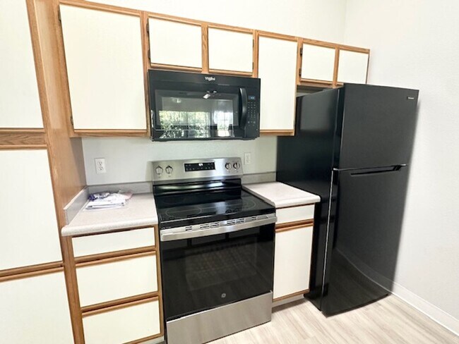 Building Photo - Bright & Stylish Upstairs Apartment!