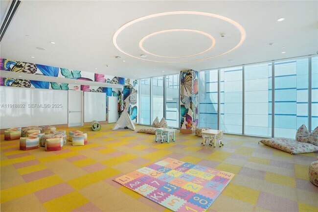 Building Photo - 700 NE 26th Terrace