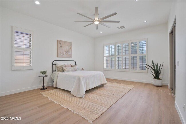 Building Photo - 2025 W Calle Del Sol