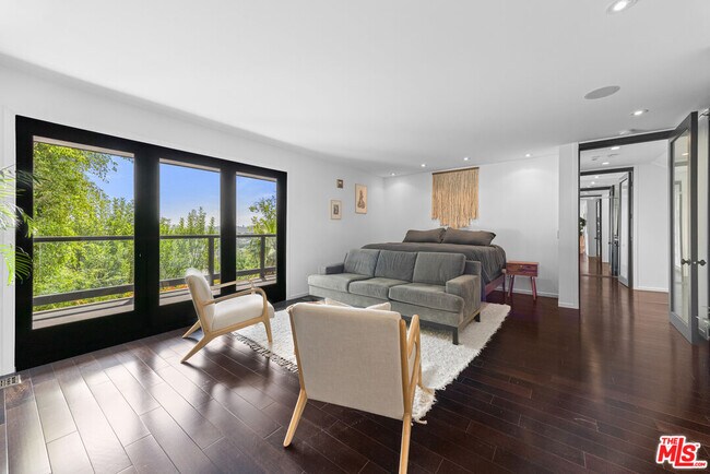 Building Photo - 2300 Ronda Vista Dr