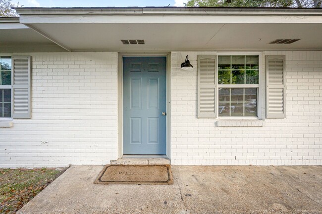 Building Photo - Adorable Rental Near Downtown Ocean Springs!