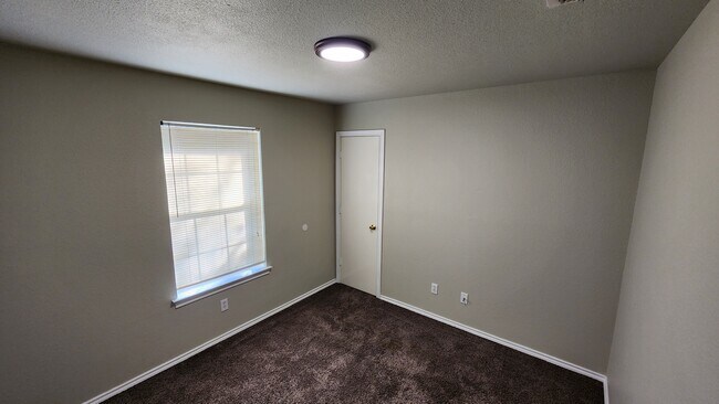 Building Photo - 2016 Lee Dr