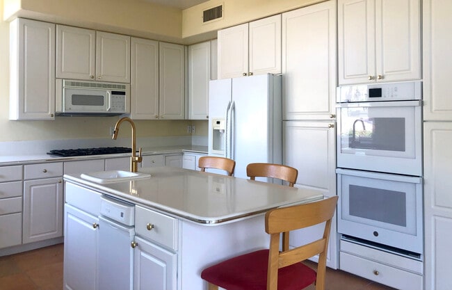 Kitchen island bar sink - 72836 Mesa View Dr