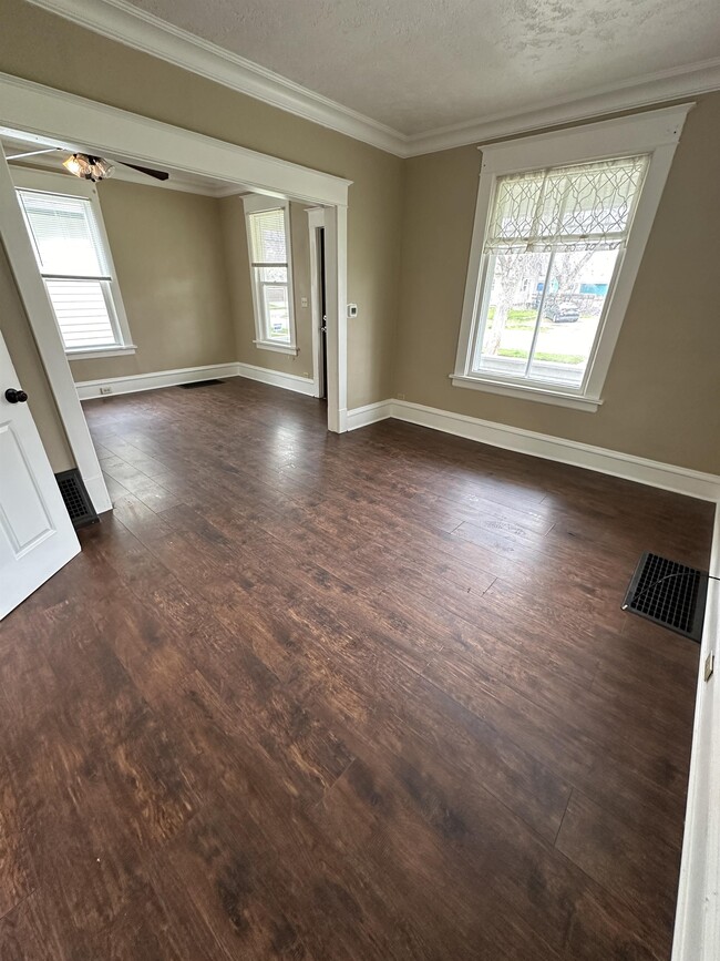 Building Photo - 708 4th Ave S