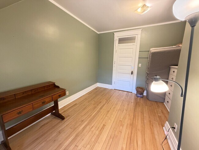 Building Photo - Beautiful 3+ Bedroom/1 Bathroom THIRD Floor Apartment in East Duluth Mansion - AVAILABLE TODAY!